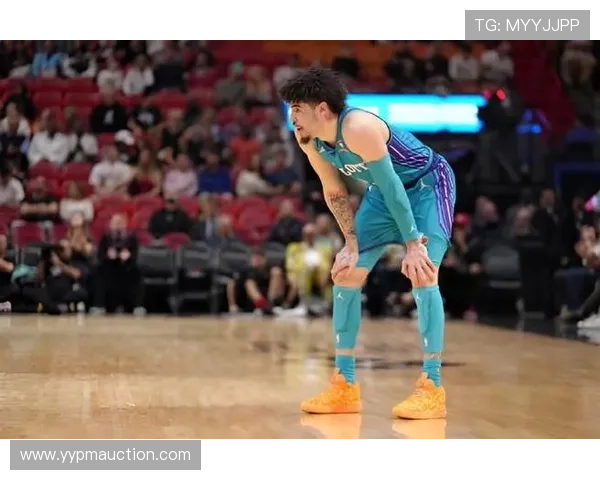 拉梅洛鲍尔上半场表现出色10投6中三分球命中率高达50贡献17分4篮板2助攻4抢断